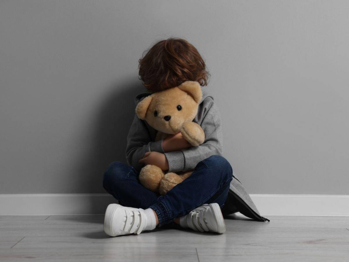 Acusan a maestra de guardería en Nueva York de agredir a menores