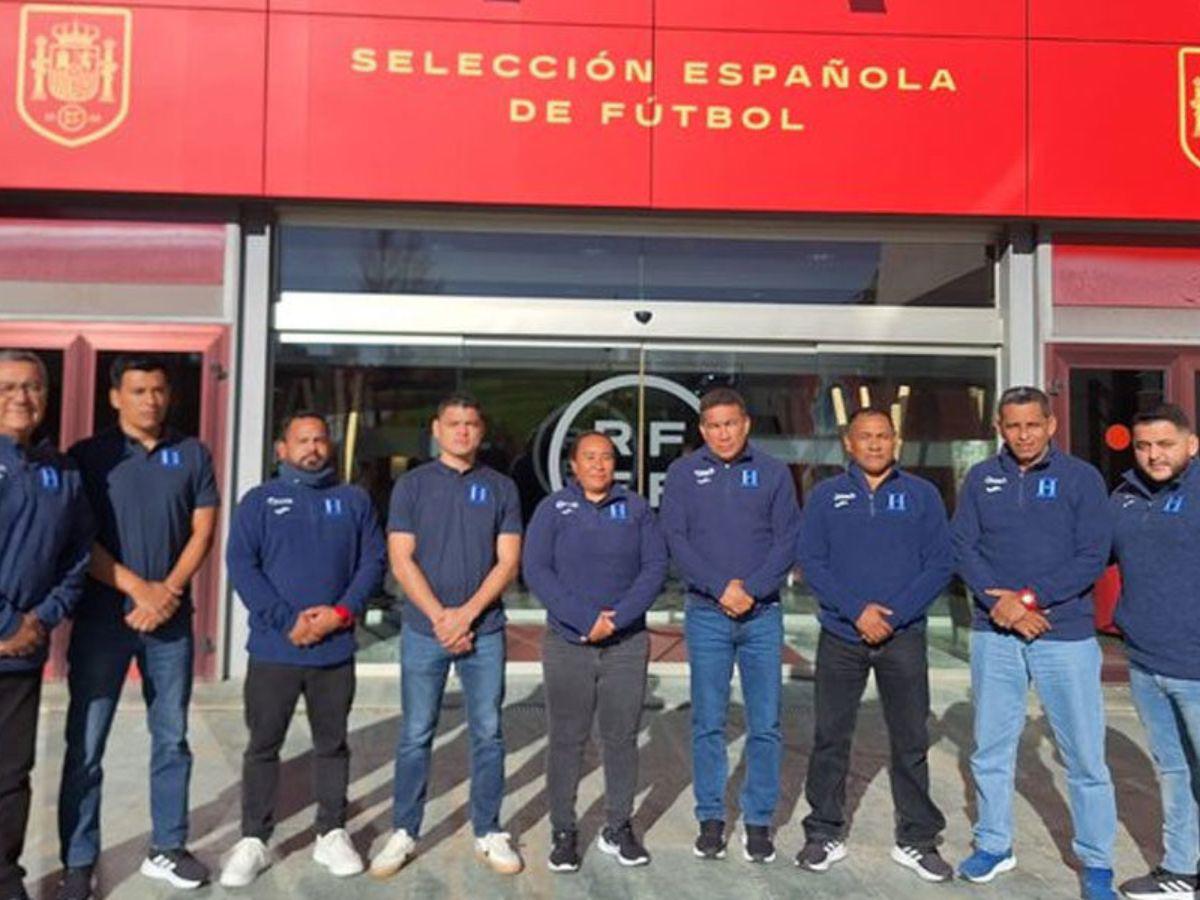 Los ocho técnicos hondureños y el director de la ENEFUTH