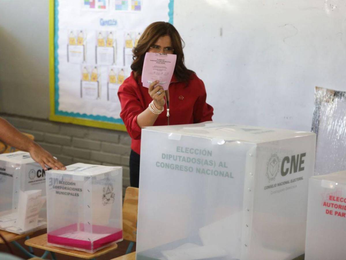 Rixi Moncada vota en medio de un caos en las elecciones primarias