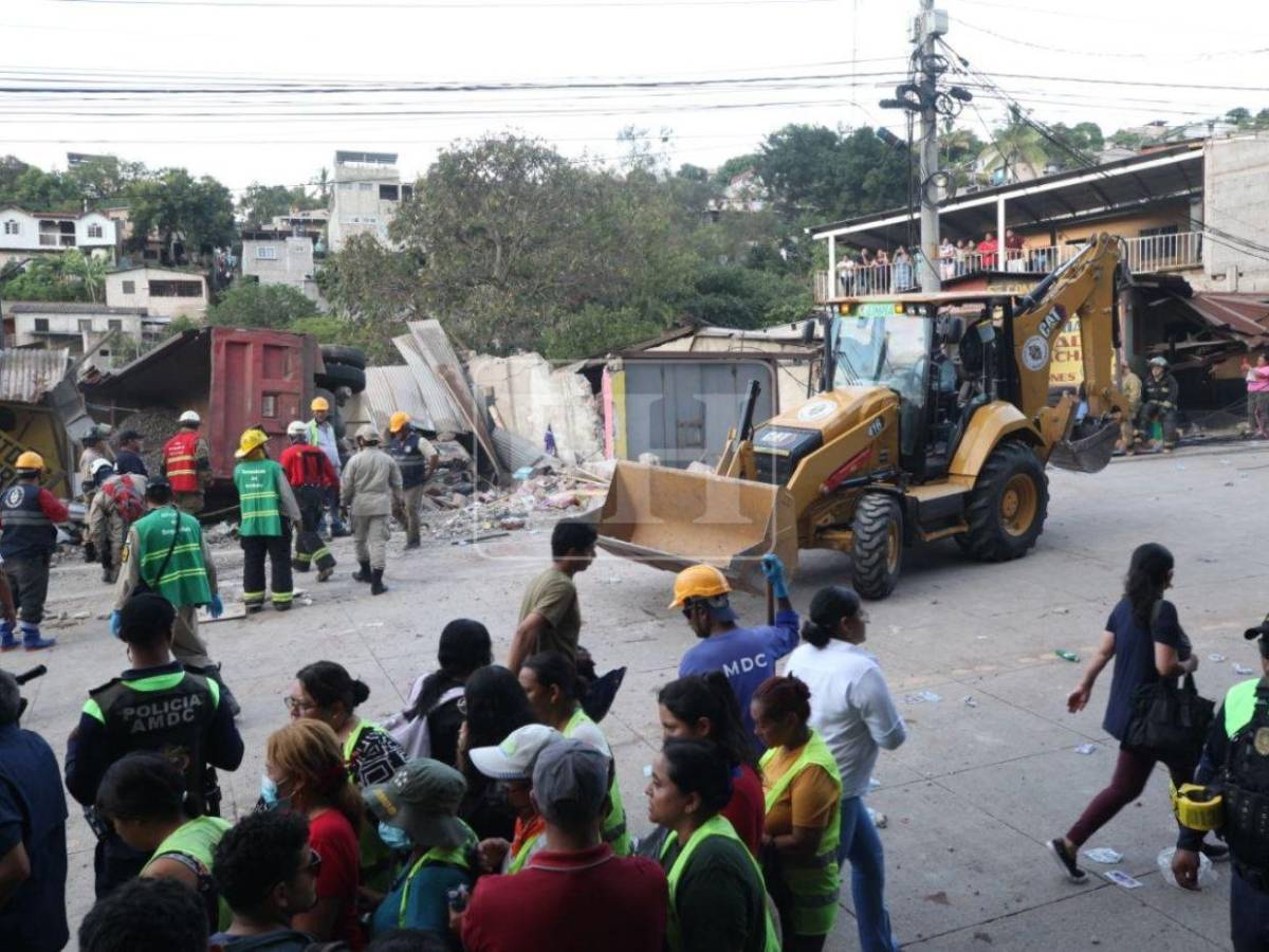 Retiran escombros y quitan volqueta de la zona del accidente en Villa Nueva