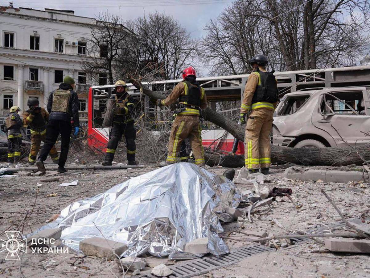 Impactantes y crudas imágenes del ataque ruso a Sumy que deja más de 30 muertes Impactantes y crudas imágenes del ataque ruso a Sumy que deja más de 30 muertes