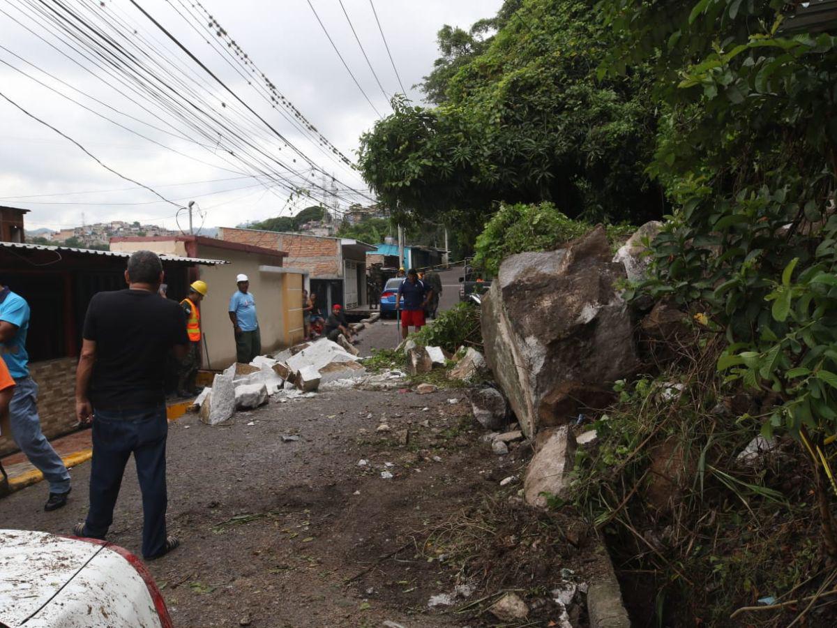 Desprendimiento de rocas en Comayagüela deja vehículo destruido y obliga al cierre de calle