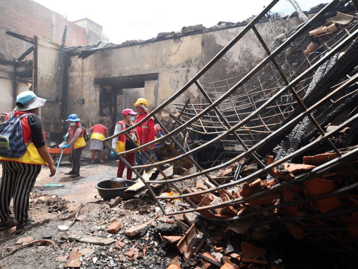 Solo cenizas y escombros: Así quedaron locales tras incendio en el centro de Tegucigalpa