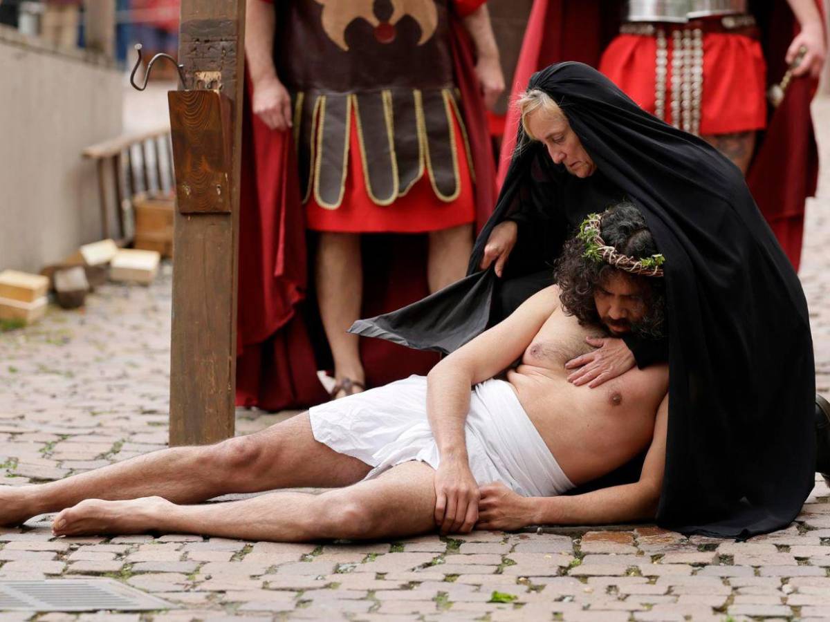 Tradición en Alemania: así se representa el Vía Crucis en Viernes Santo Tradición en Alemania: así se representa el Vía Crucis en Viernes Santo