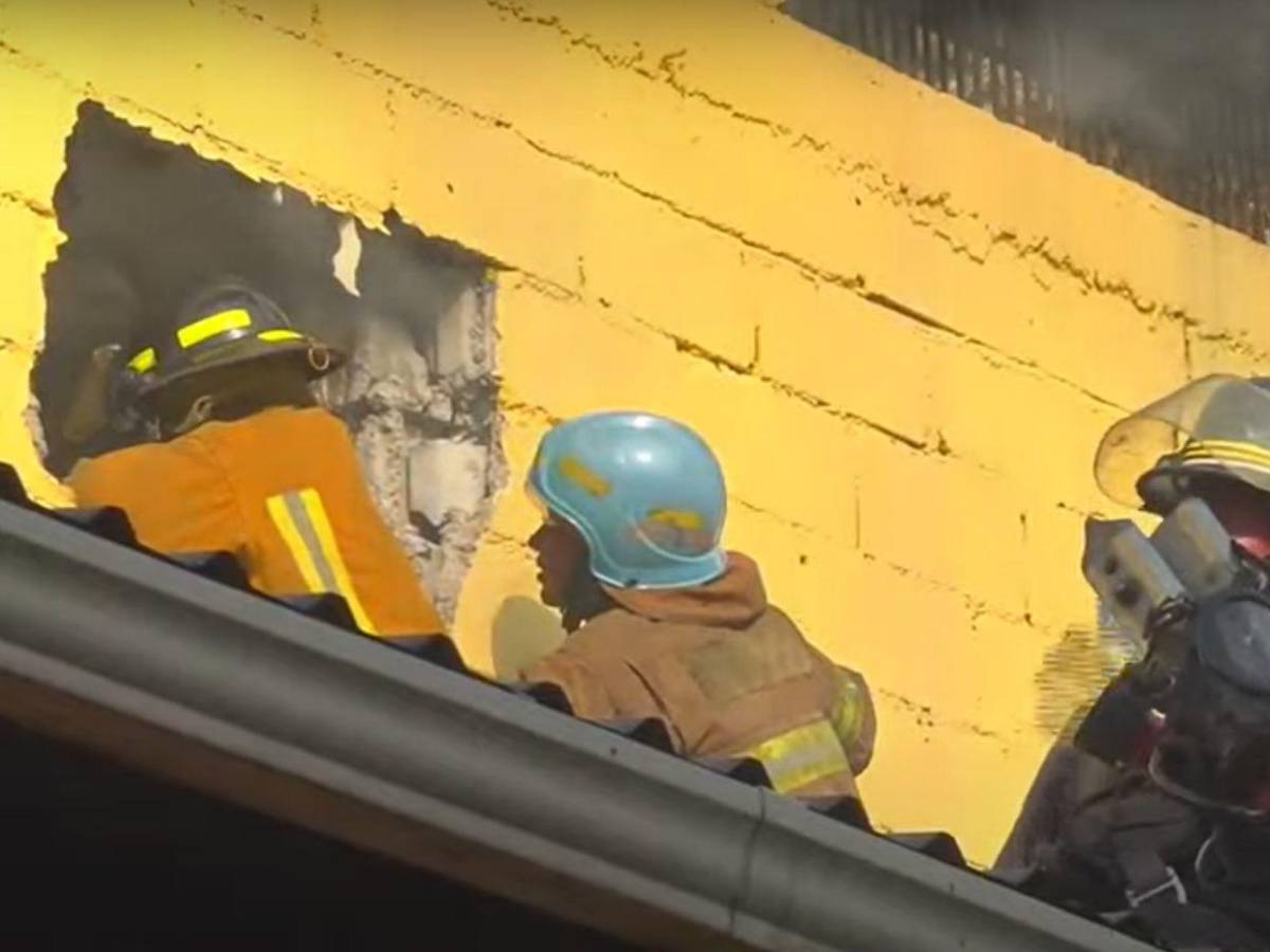 Imágenes del pavoroso incendio en una bodega en el mercado Zonal Belén