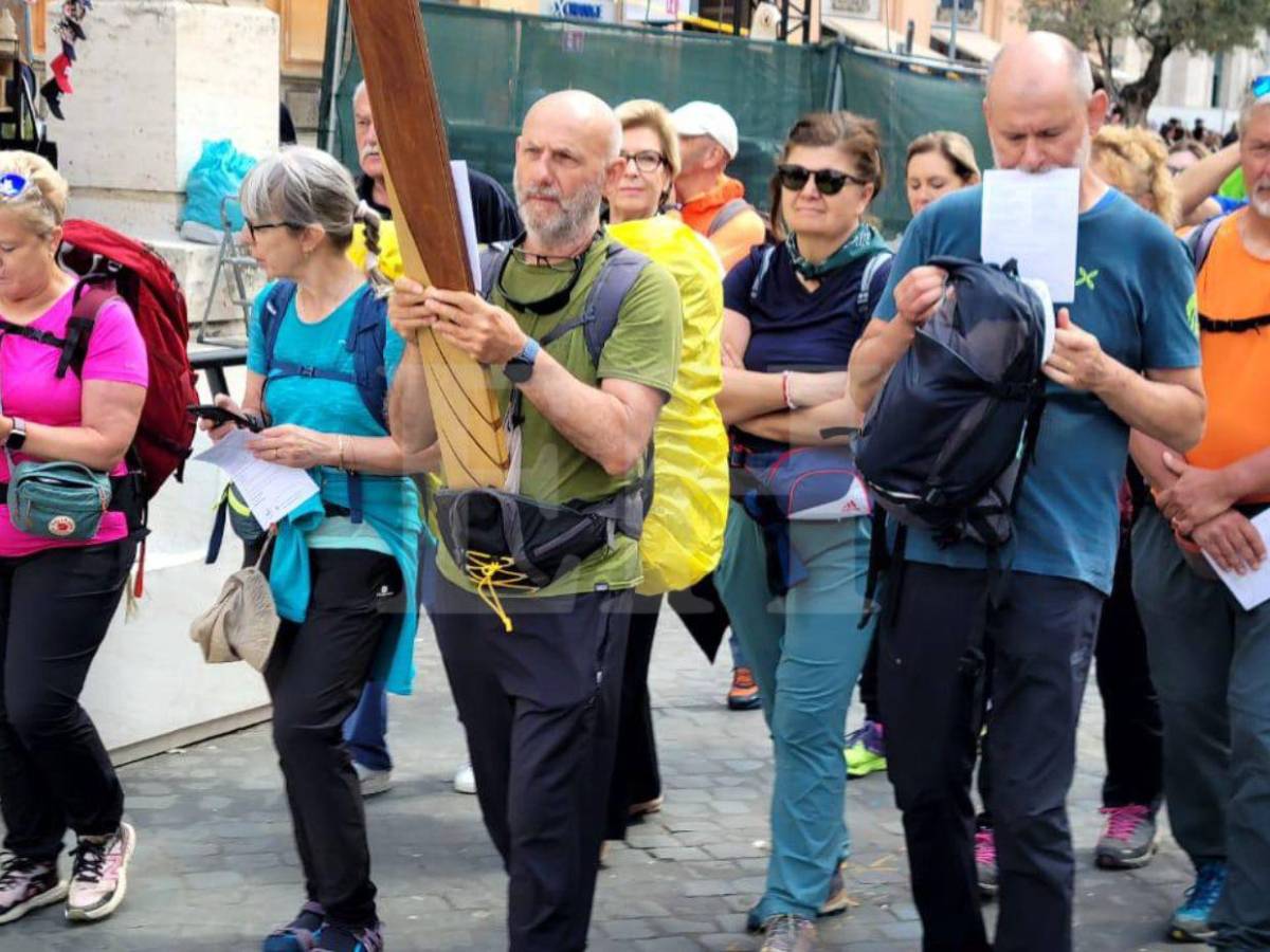 Imágenes de los fieles en el segundo día de cónclave