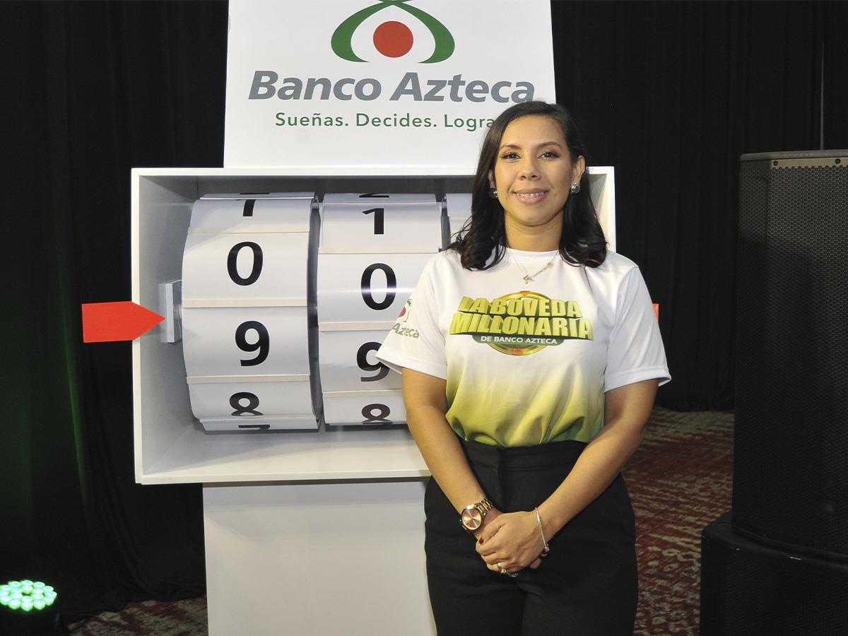 Uryela Cuadra, gerente de Marketing de la institución bancaria, quién explicó los pasos para poder participar en la promoción la Bóveda Millonaria