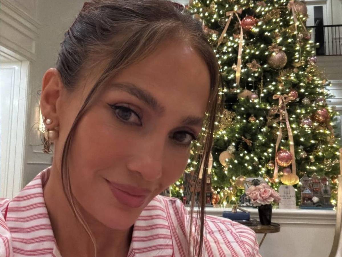 Acusan a Jennifer López de abusar del Photoshop en su postal navideña