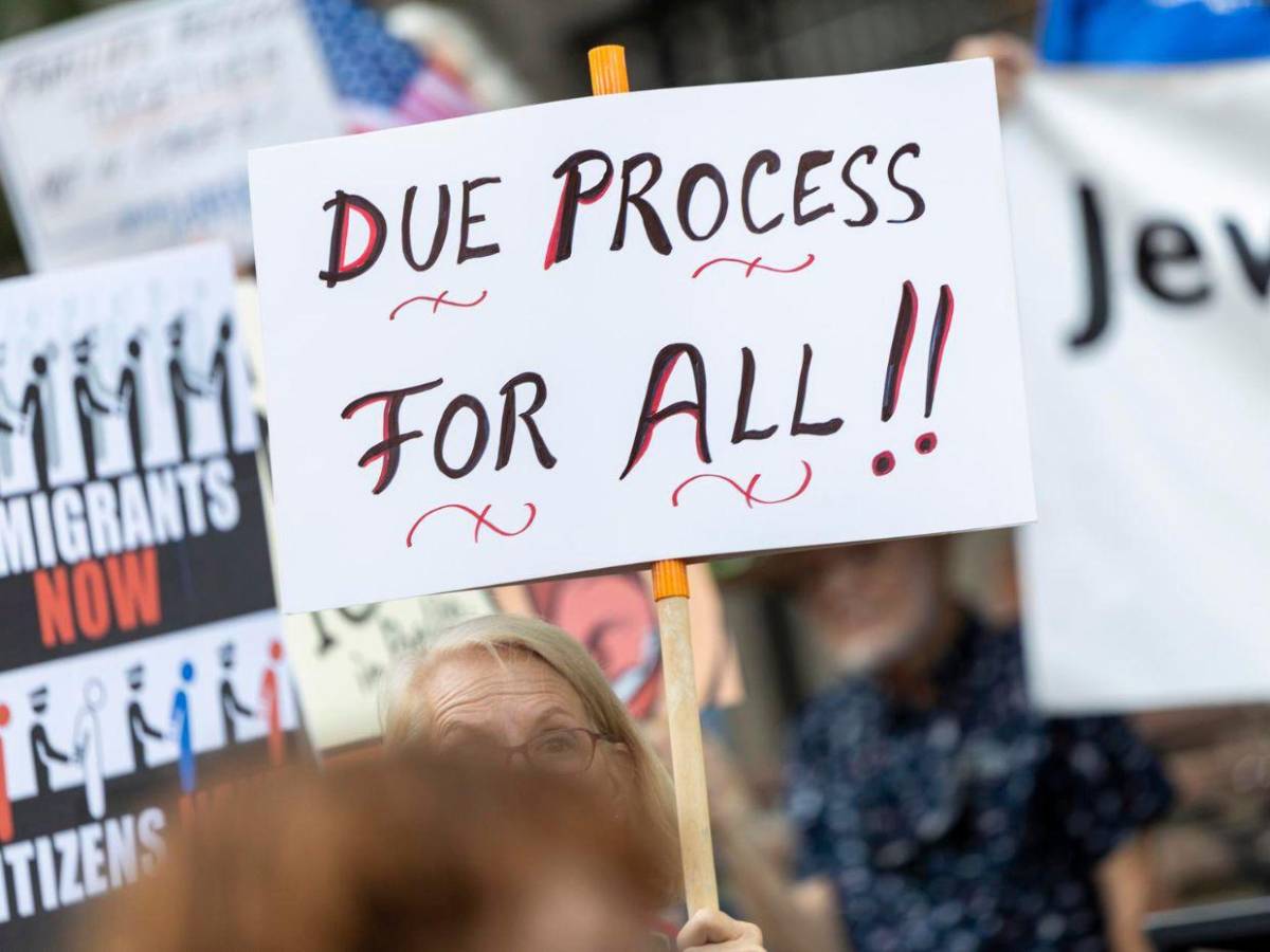 Protestan ante corte donde Kilmar Ábrego fue detenido tras audiencia