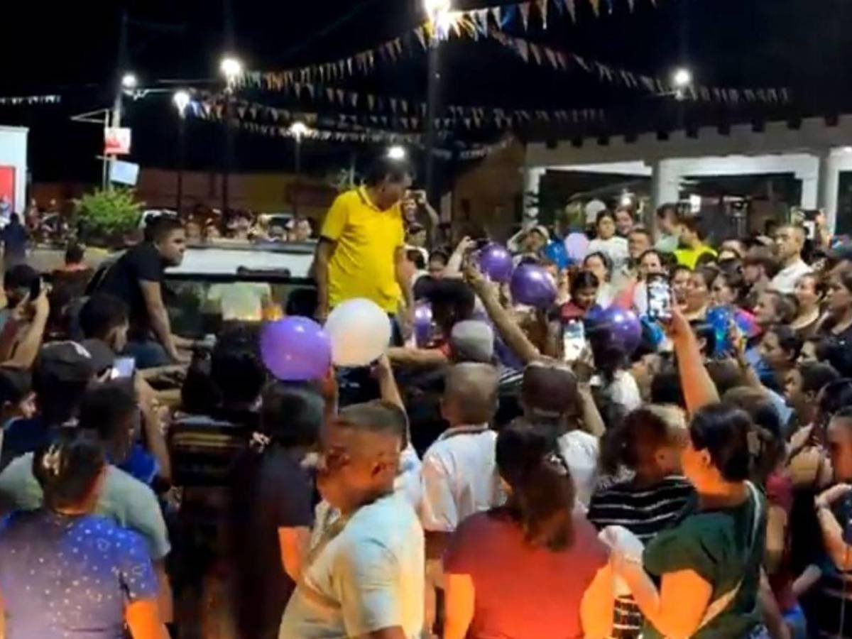 Globos blancos, aplausos y tristeza: así recibieron el cuerpo de Kimberly en Santa Bárbara