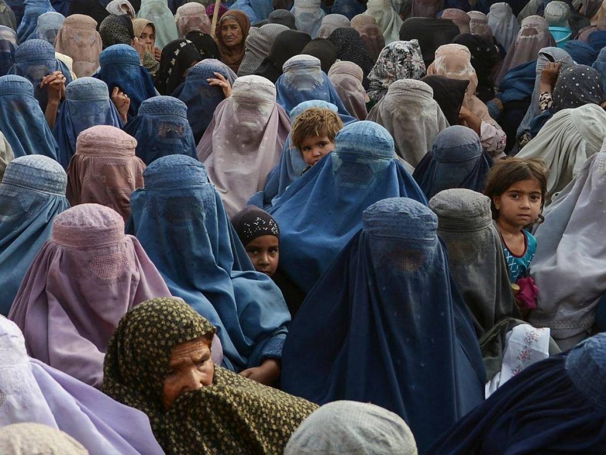 Los talibanes reducen el acceso de las mujeres a los permisos de conducir