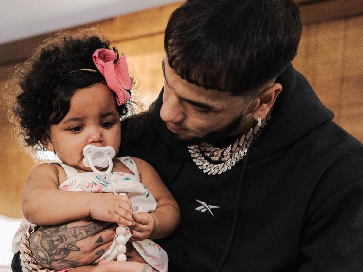 Las tiernas fotos de Anuel con su hija Gianella