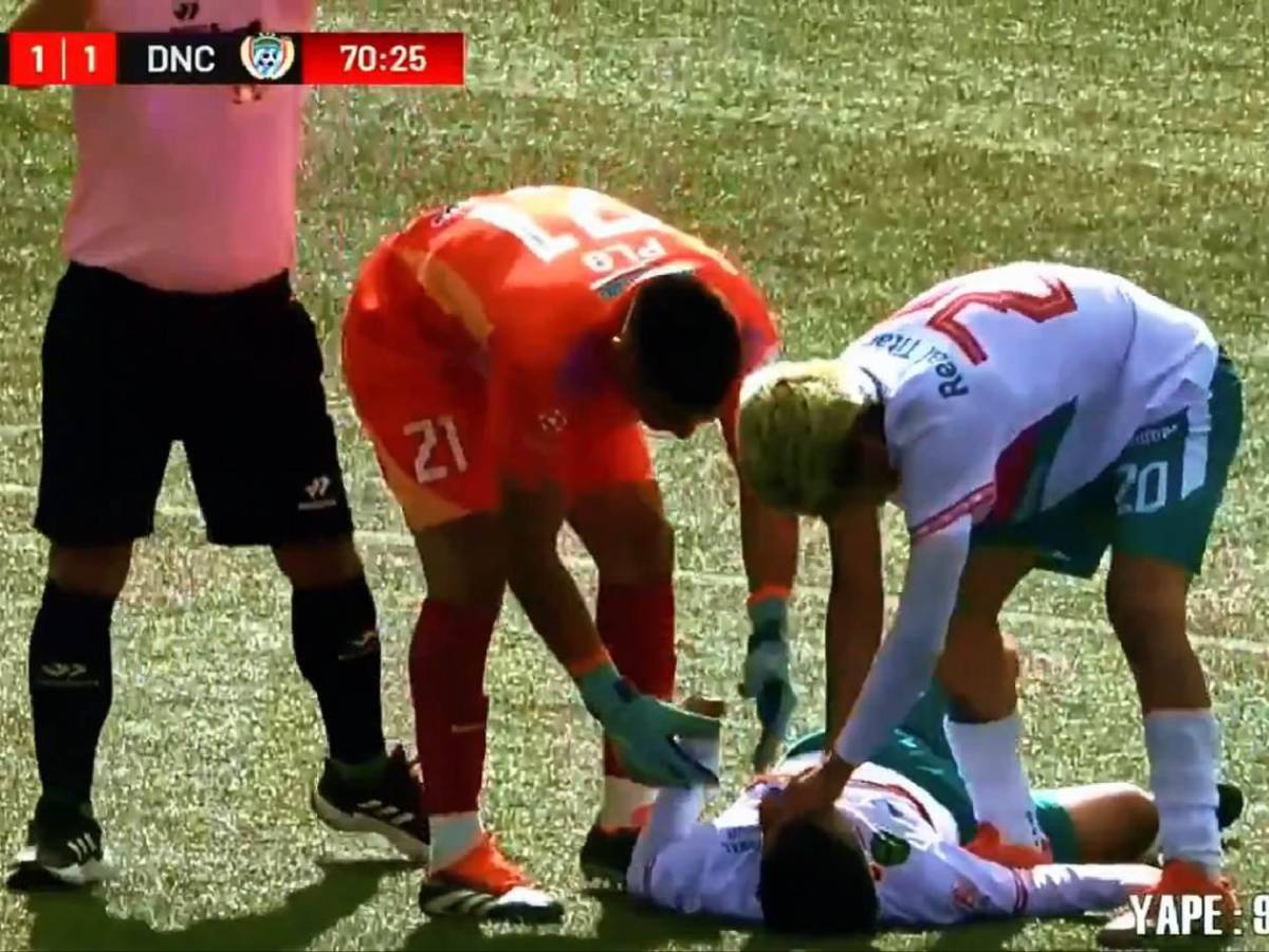 Muere futbolista tras fuerte choque con portero en pleno partido