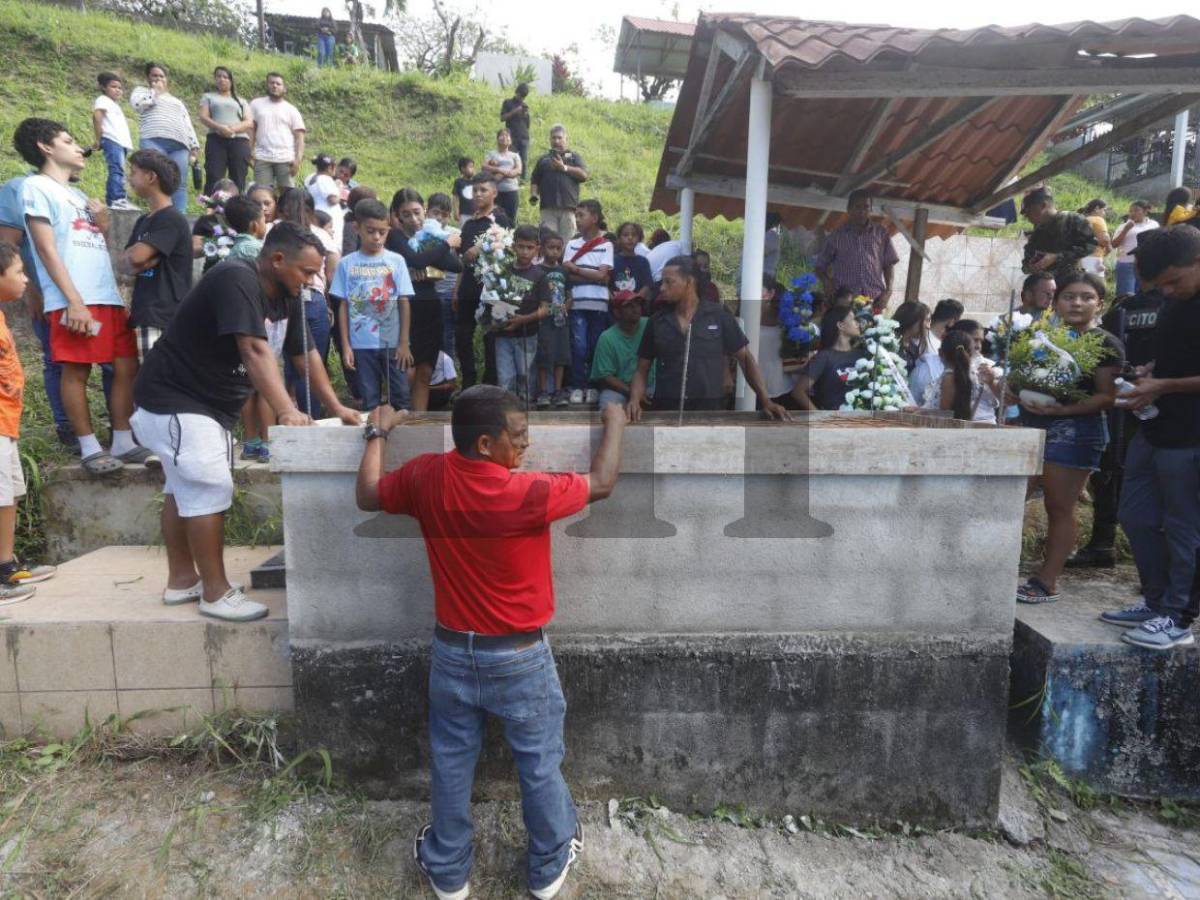Con multitudinario entierro dan último adiós a Sebastián Serrano, menor muerto en accidente en Omoa