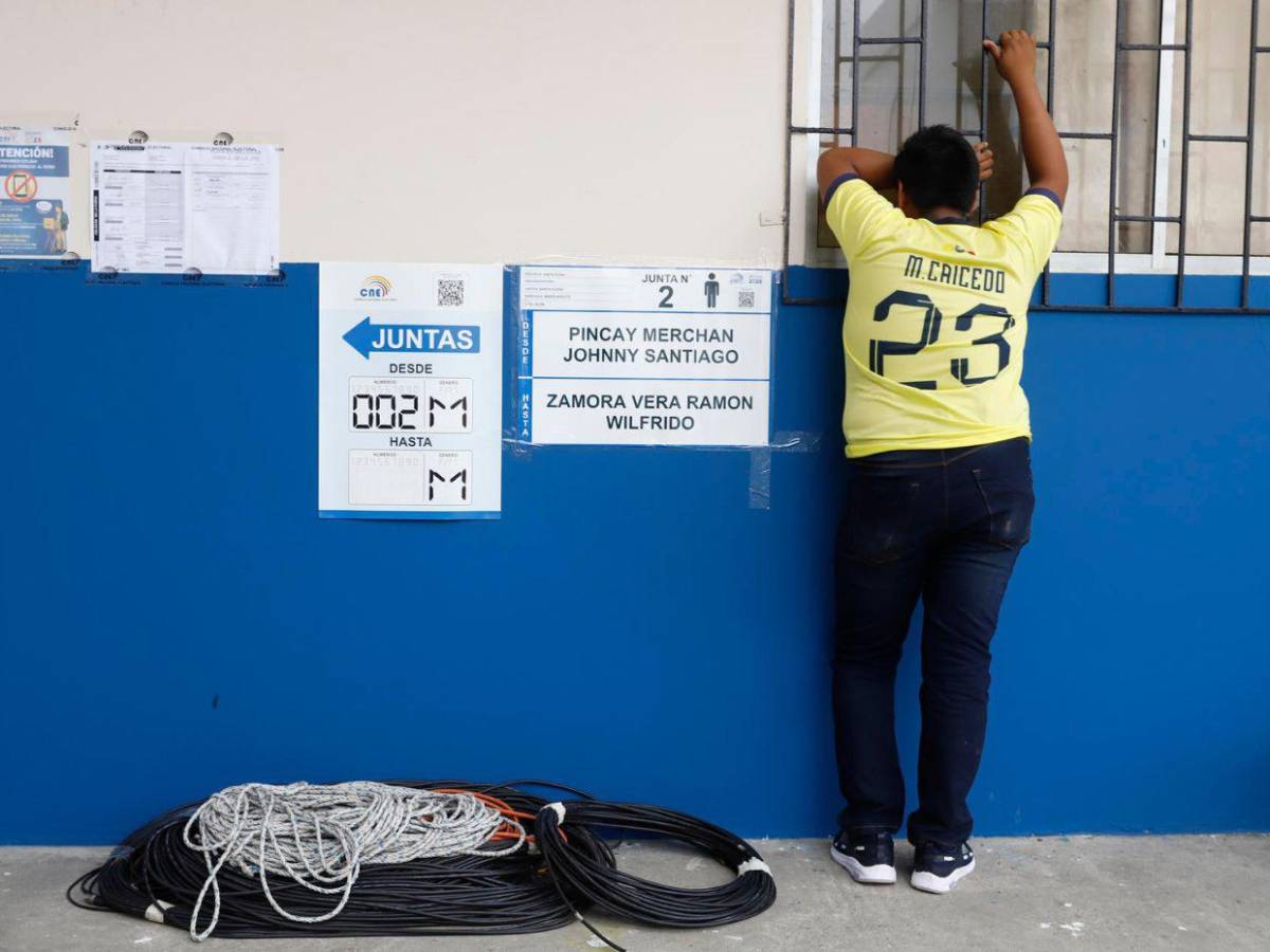 Ecuador vota hoy entre palmas, estado de excepción y ley seca