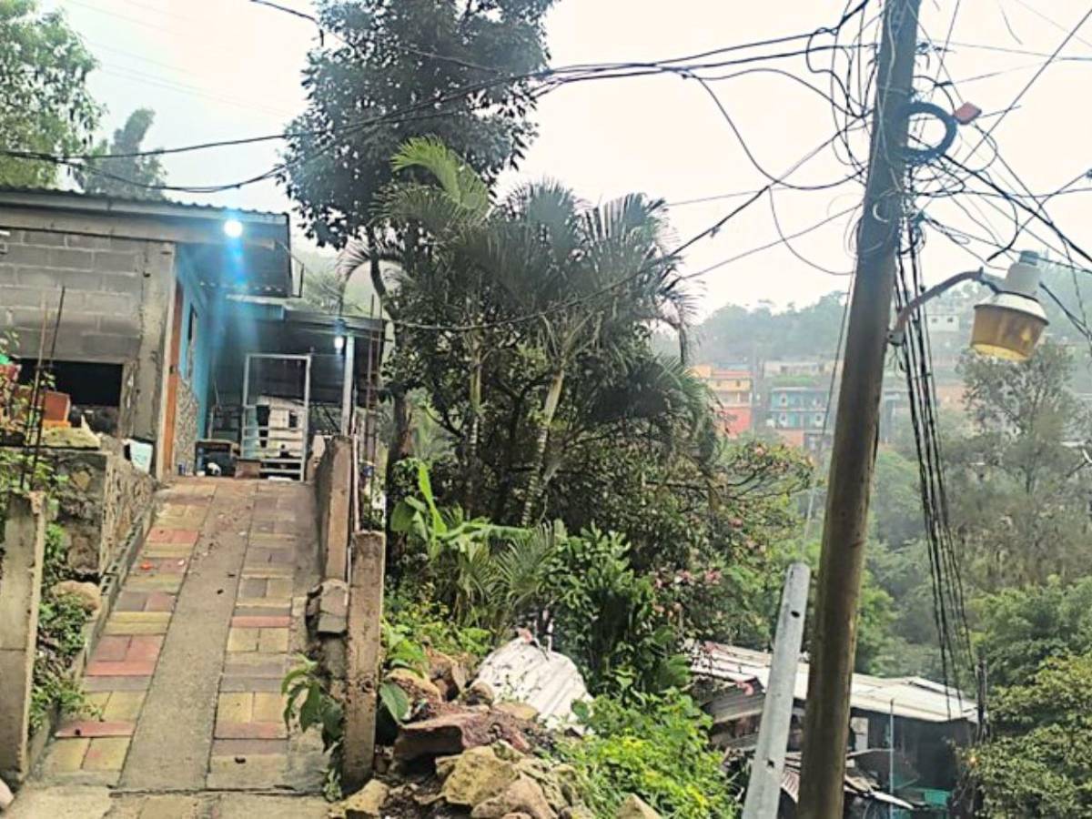 Caos total en la Villa Unión: lluvias provocan deslizamiento de tierra sobre varias casas