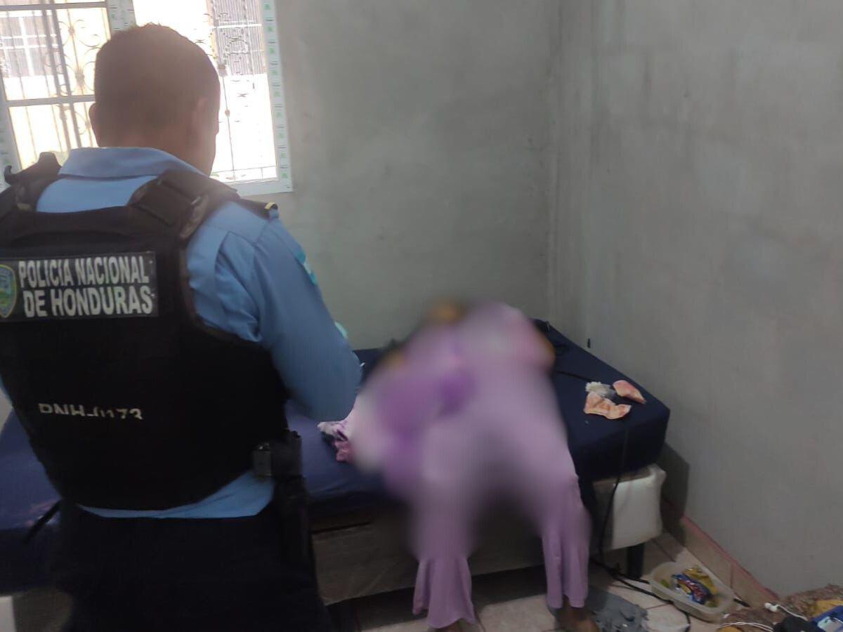 Yuli, agente de policía que fue asesinada en su casa; su pareja huyó