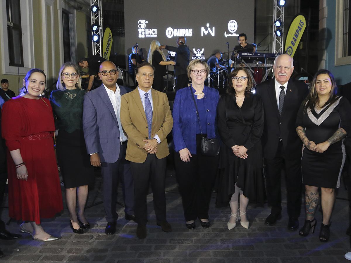 <i>Ejecutiva de Banpaís junto a autoridades del IHCI, invitados especiales y talentosos artistas en la inauguración de la exposición “Los Ochenta y Cinco”, fortaleciendo los lazos entre la institución bancaria y el mundo artístico hondureño.”</i>