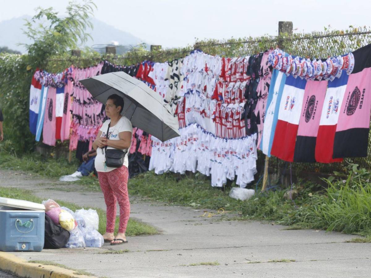 Camisetas, comida y pasión afuera del Olímpico previo a  Olimpia vs Inter Miami