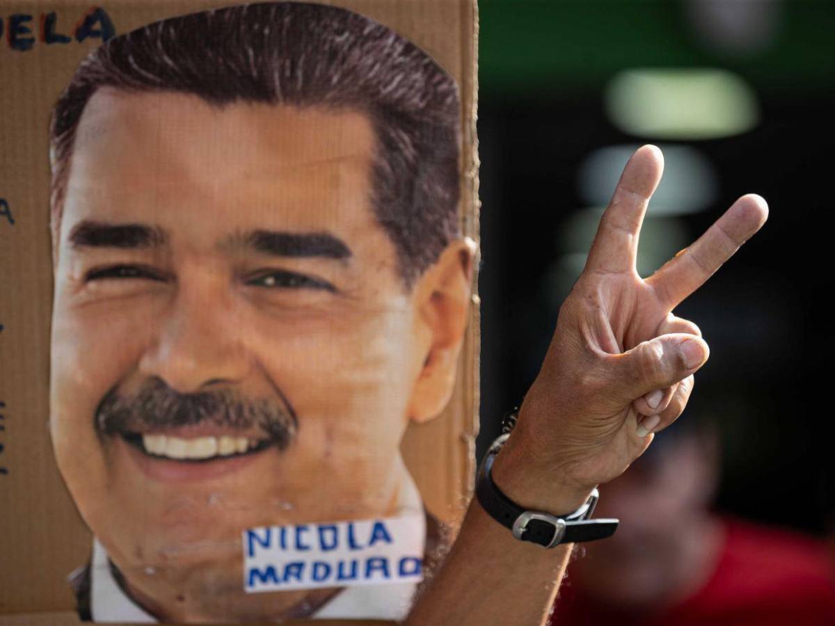 Disfrazados de Maduro y Cilia, jóvenes chavistas marchan en Caracas pidiendo su liberación