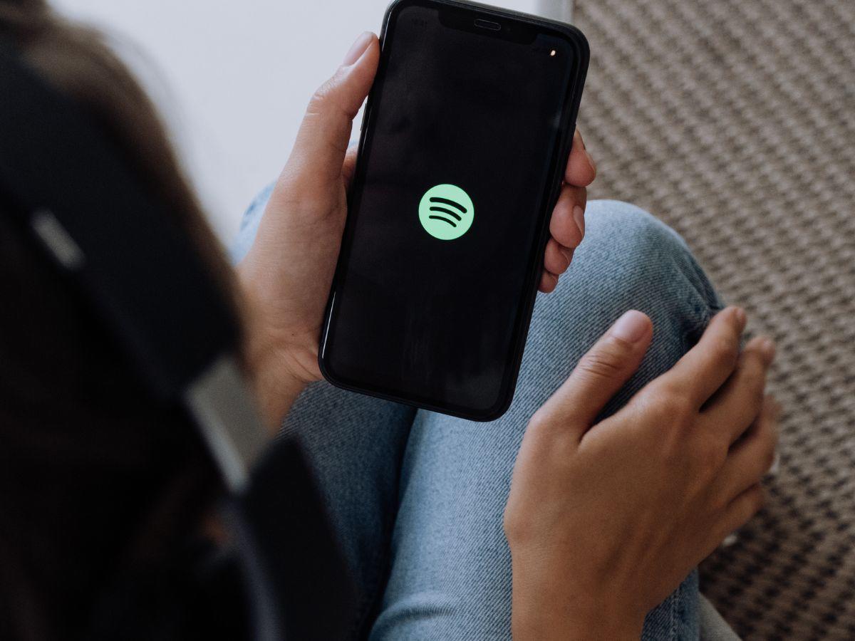 Bandas criminales de Suecia lavan dinero usando Spotify, según medio