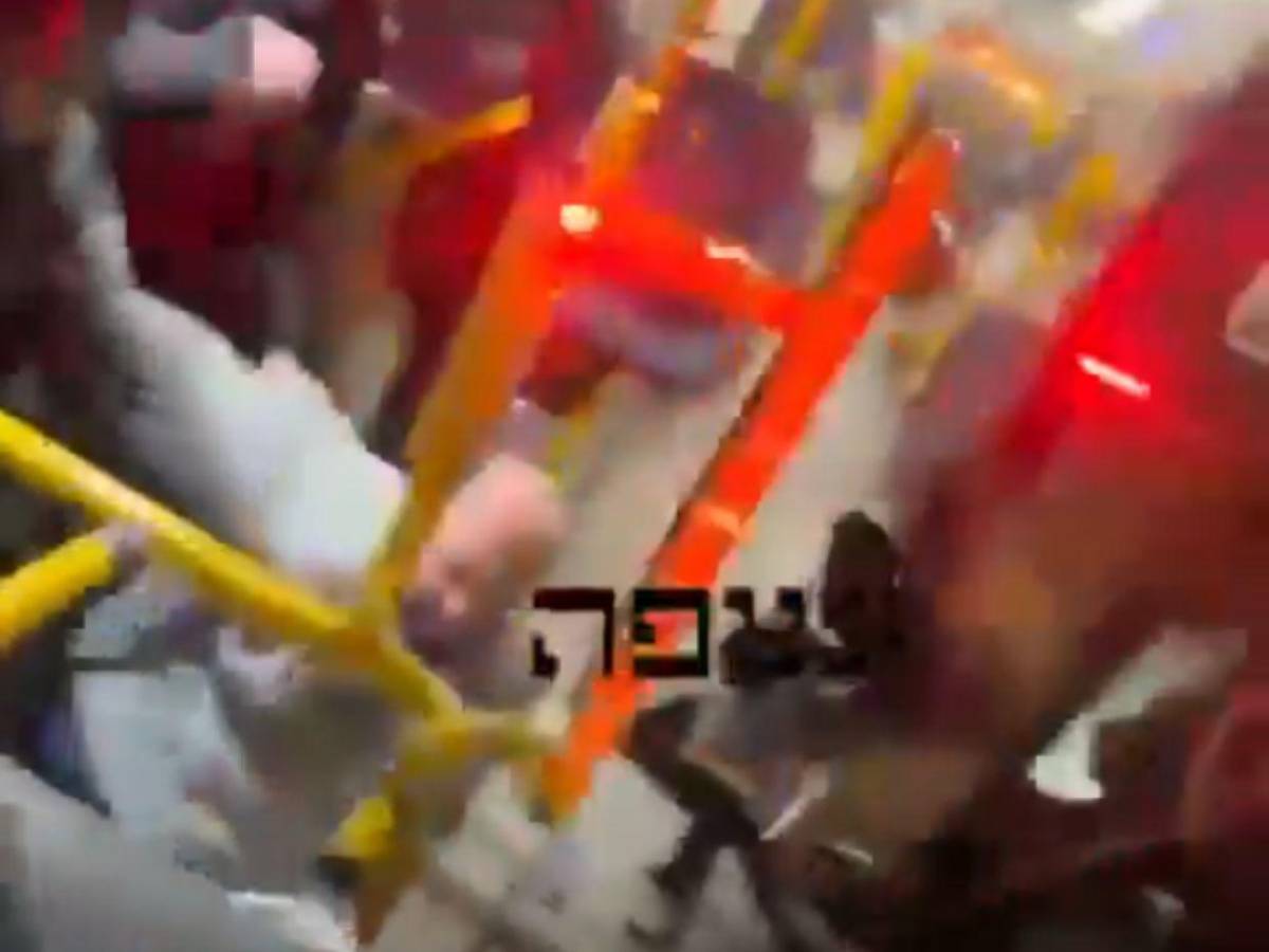 Conductor de autobús atropella a judíos ortodoxos durante masiva protesta en Jerusalén