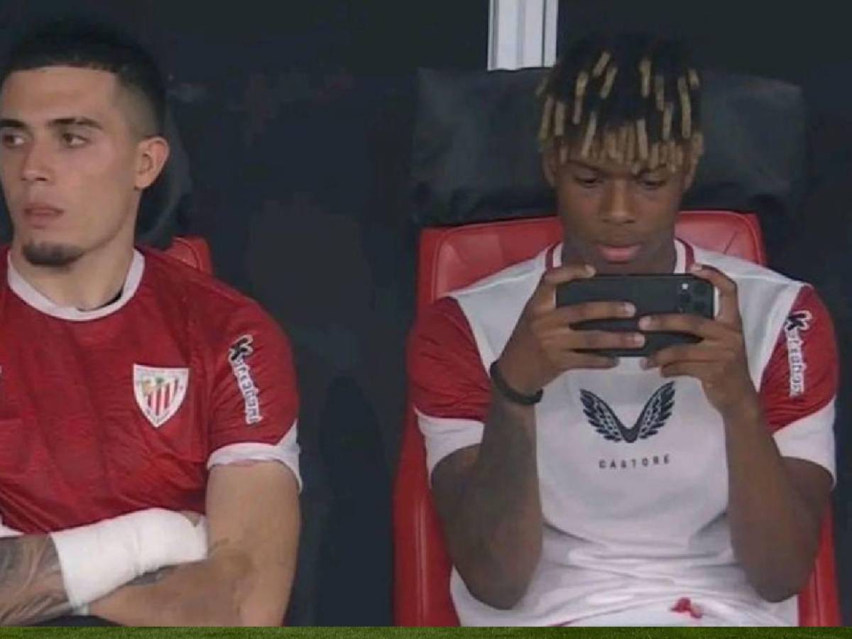 Polémica del Barcelona, jugador es captado en su celular en pleno partido y festín de goles