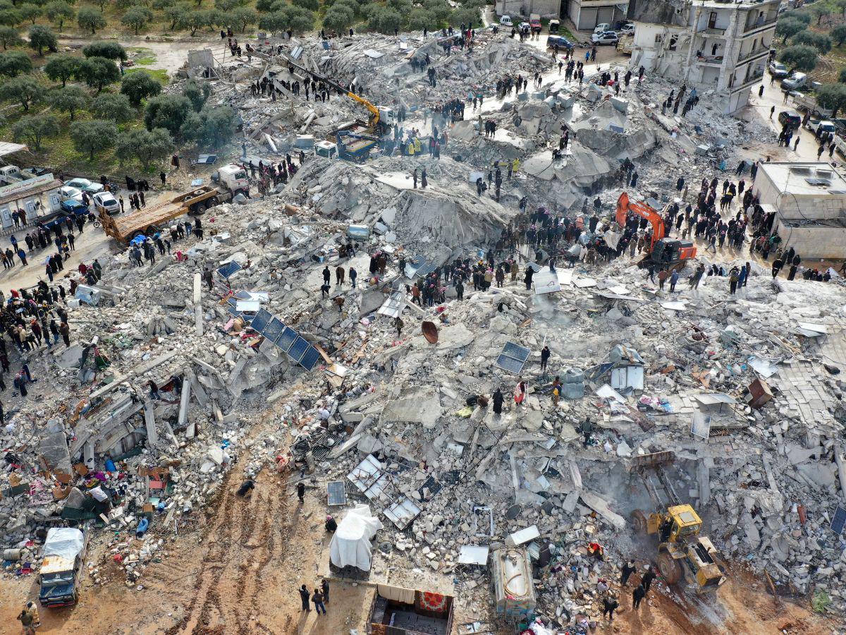 Varias localidades de Turquía han quedado sumidas entre los escombros tras el potente terremoto.