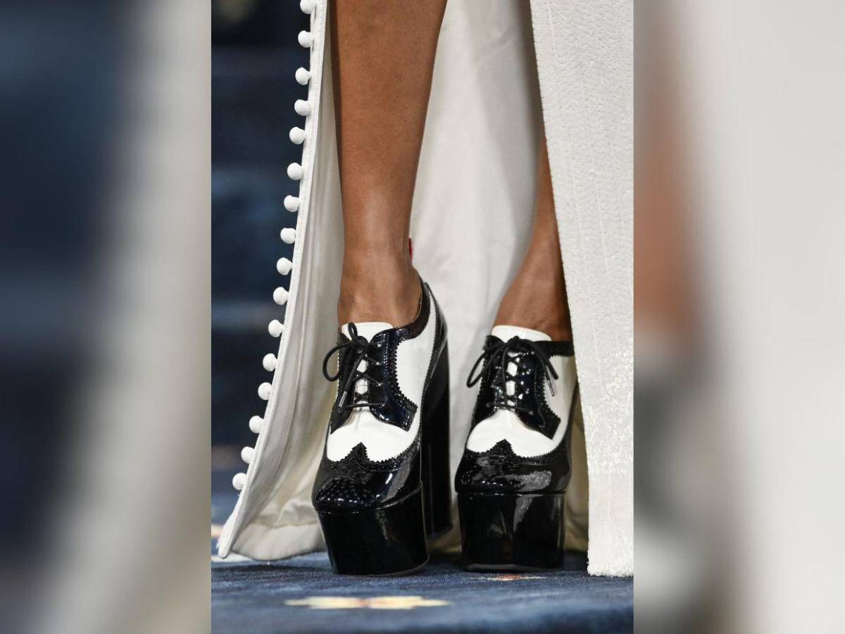 Zoe Saldaña impone estilo en la Met Gala 2025 con diseño bordado y nuevo look