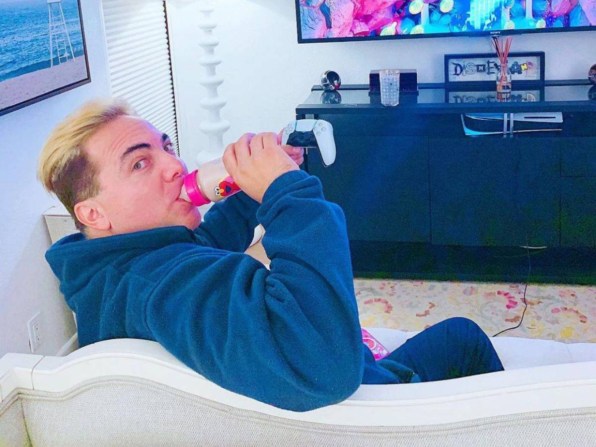 Confirman que Cristian Castro toma leche en biberón a sus 50 años
