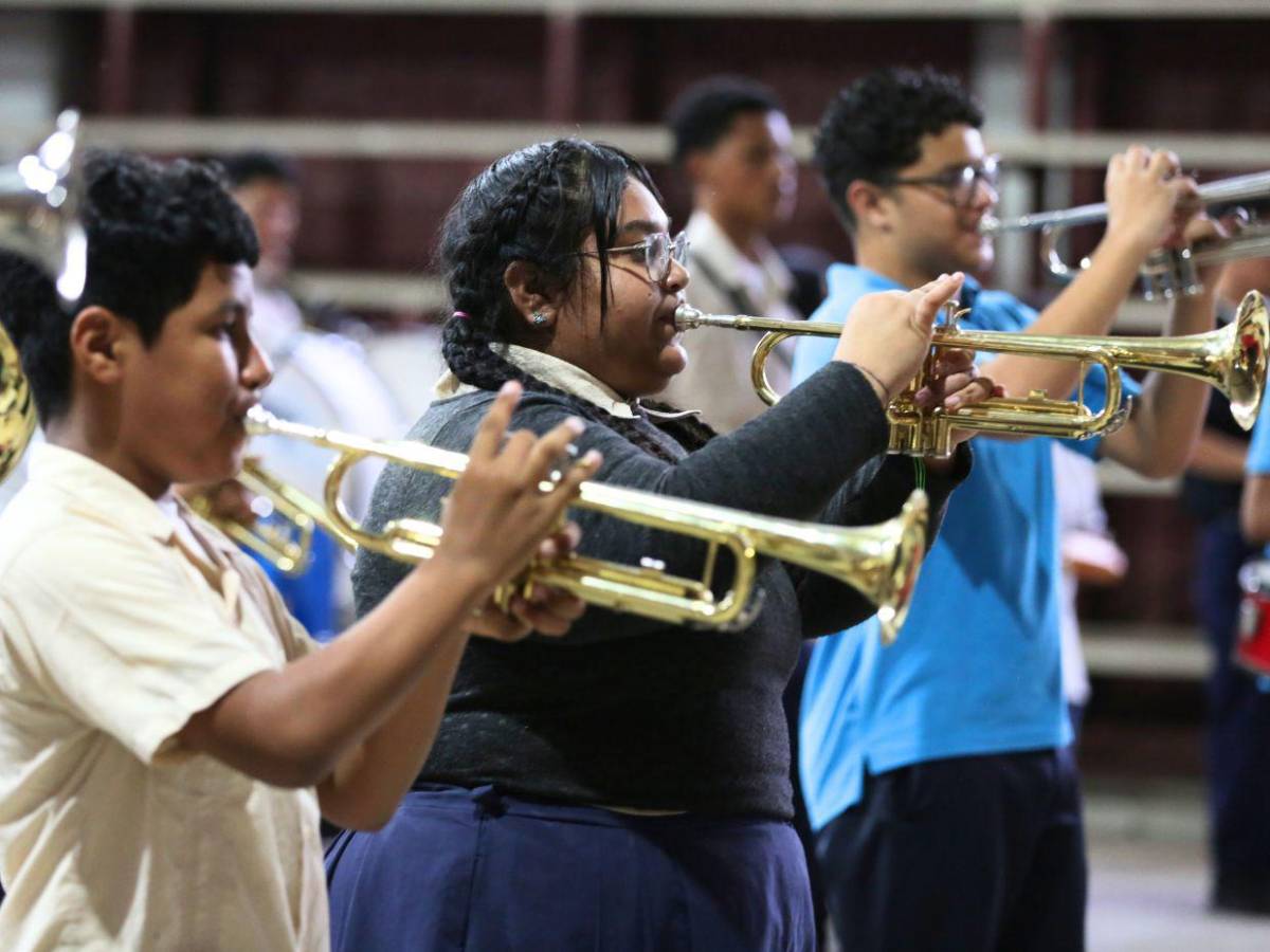 Banda marcial del Instituto Superación San Francisco afina su ritmo para los desfiles patrios