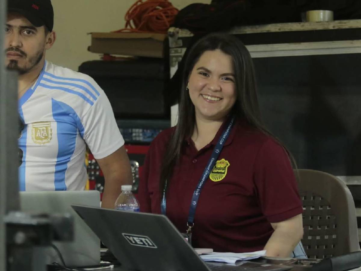 Esposa de jugador y periodistas deslumbran: Bellas chicas en el Real España vs Los Ángeles FC