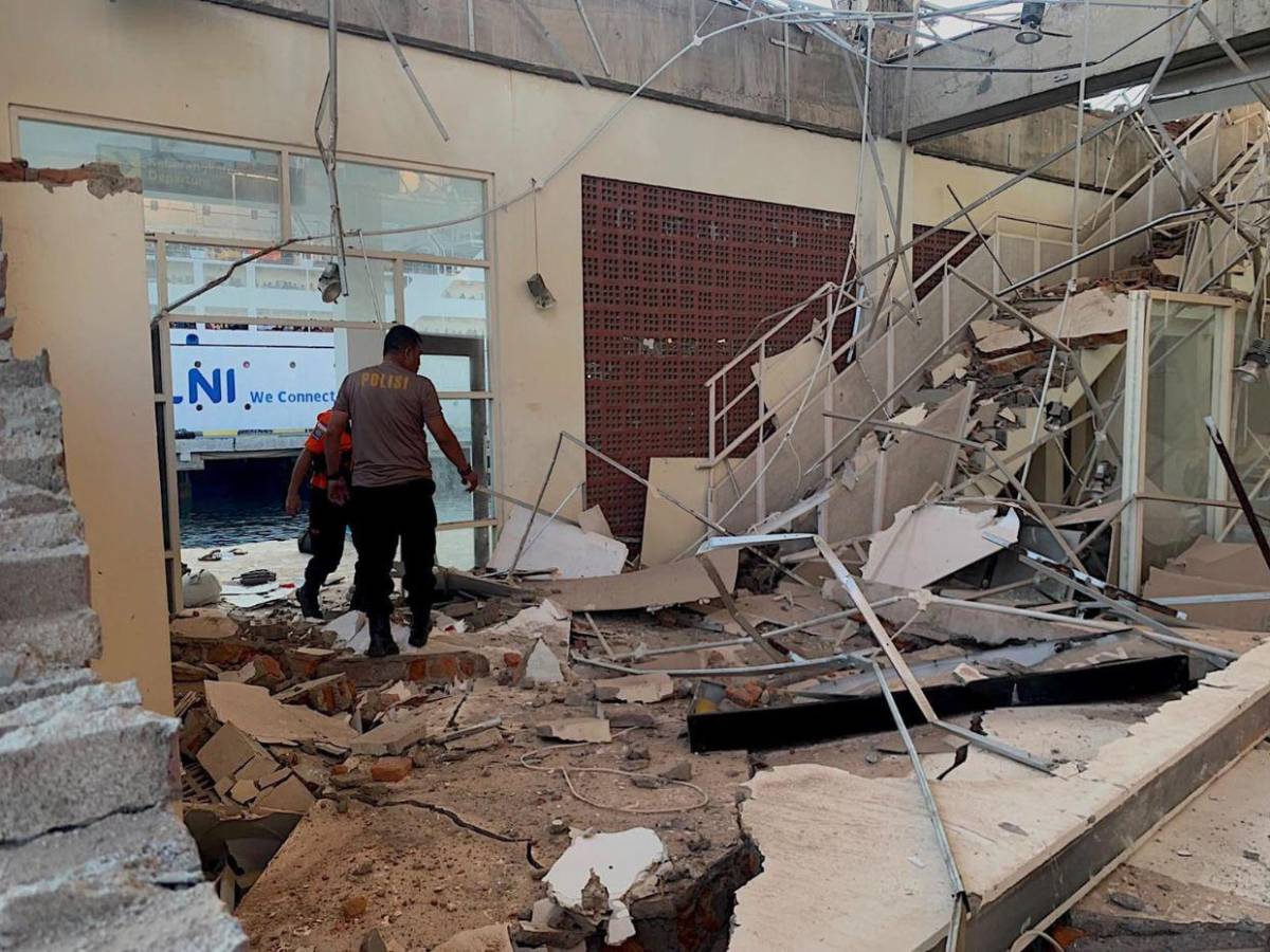 Las impactantes imágenes del terremoto de 7.7 grados que azotó Indonesia