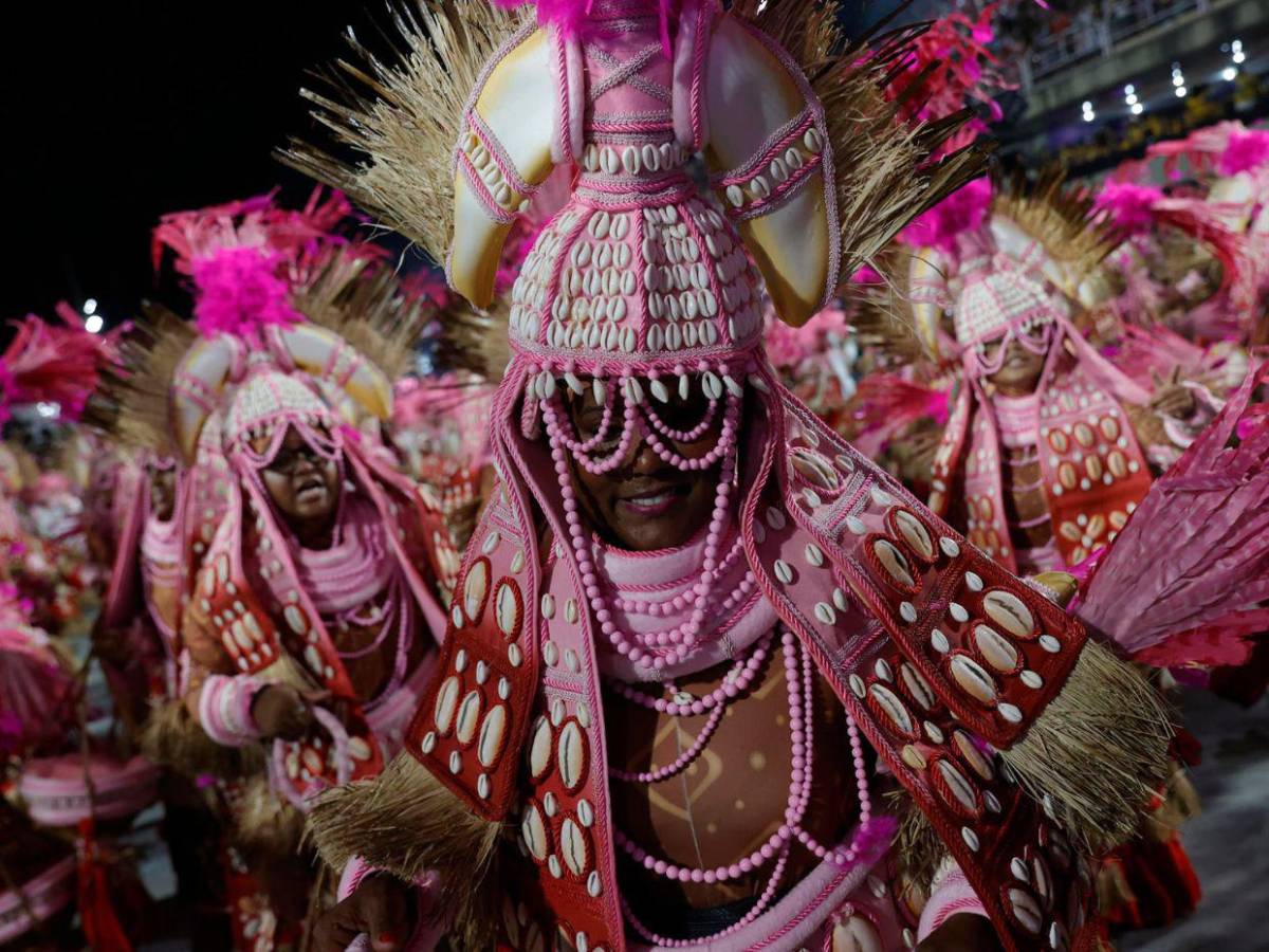 Carvanal 2025: Escuelas de samba destacan la herencia africana en Brasil