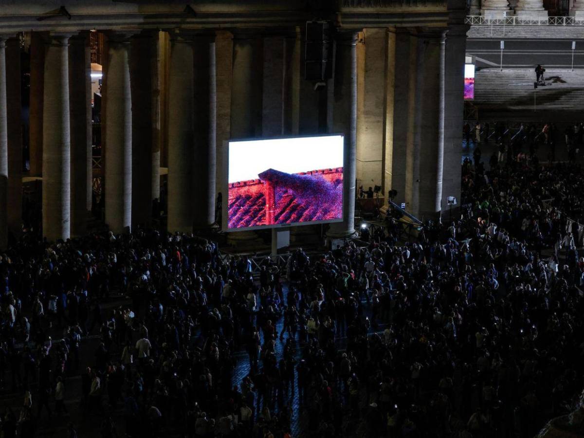 Larga espera y fumata negra: así se vivió el primer día del cónclave