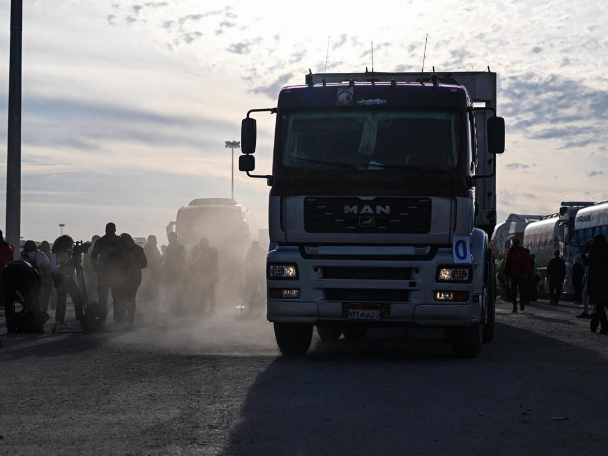 Tras larga espera en la frontera de Egipto, ayuda humanitaria ingresa a Franja de Gaza