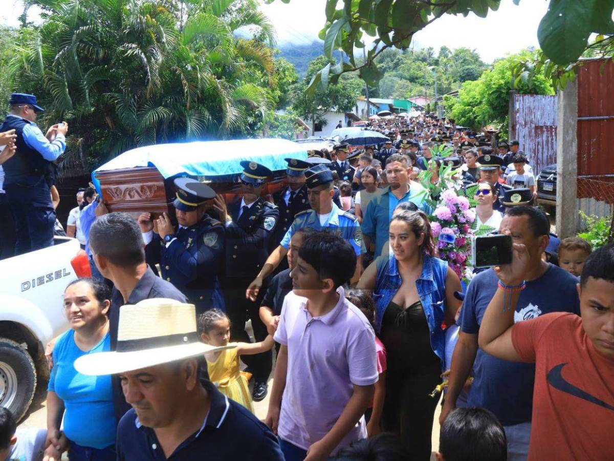 Multitud despide al inspector Kevin Pérez tras perder la vida para salvar a un menor