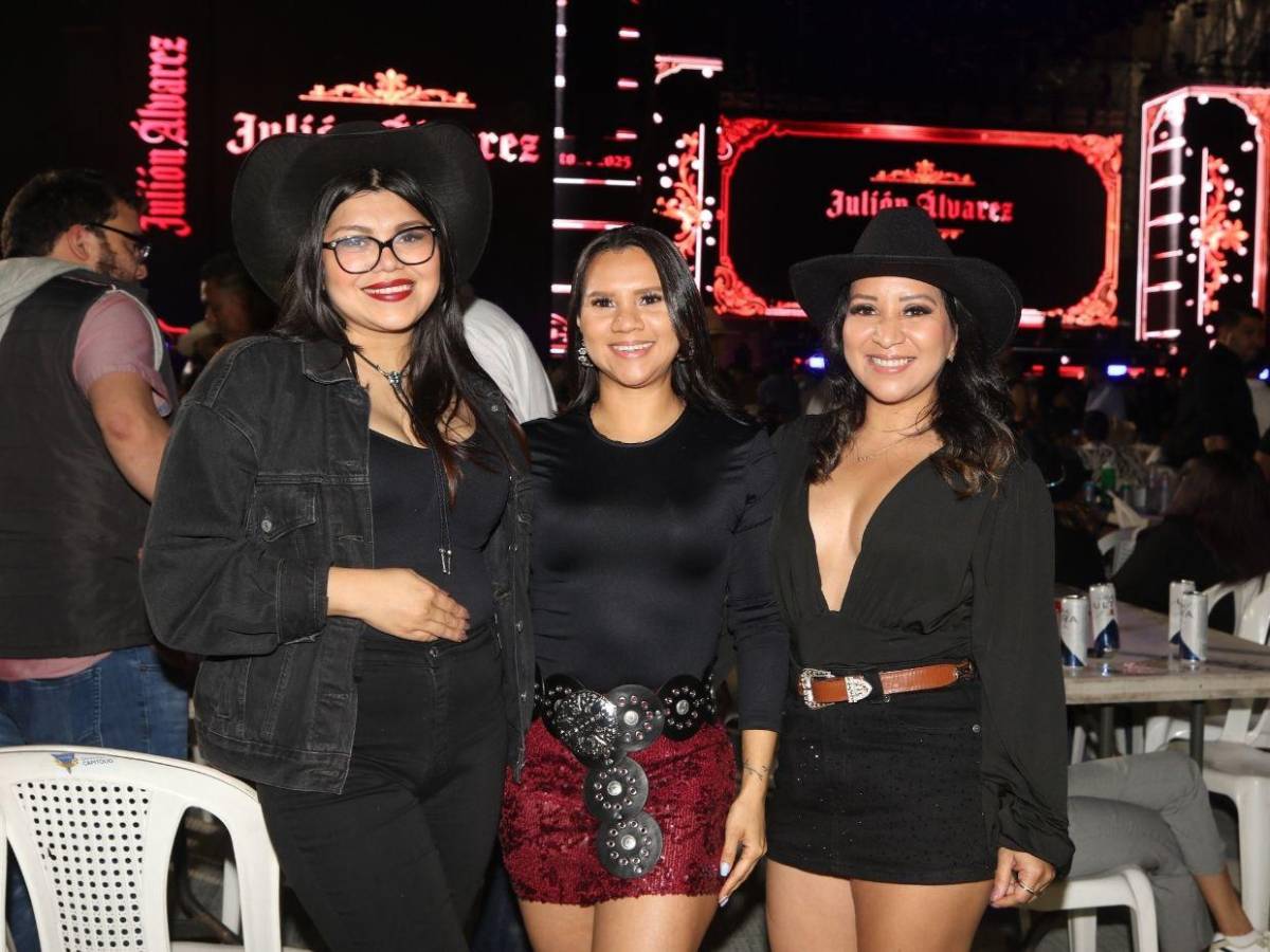 Sombreros, botas y flecos: la moda norteña del público en el concierto de Julión Álvarez