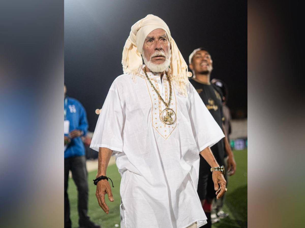 El Loco de la Selva y su extravagante atuendo en el partido de tiktokers