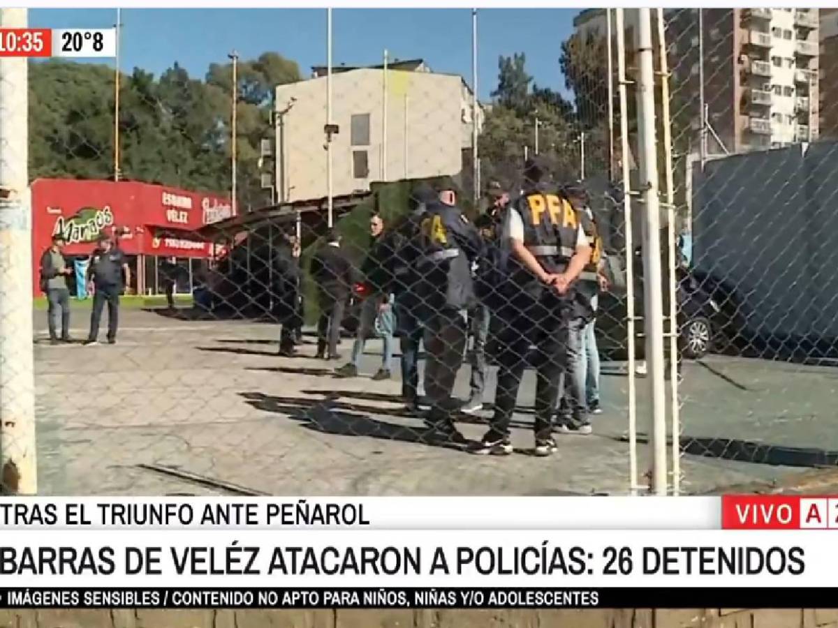 Grupo de barristas ataca a policías en cancha de fútbol rápido: Hubo disparos