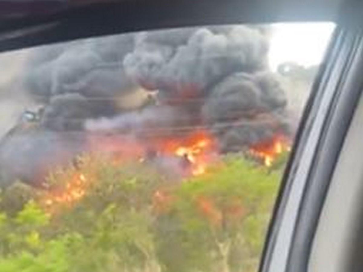 Un conductor captó las peligrosas llamas que se elevaban en la zona del incendio.