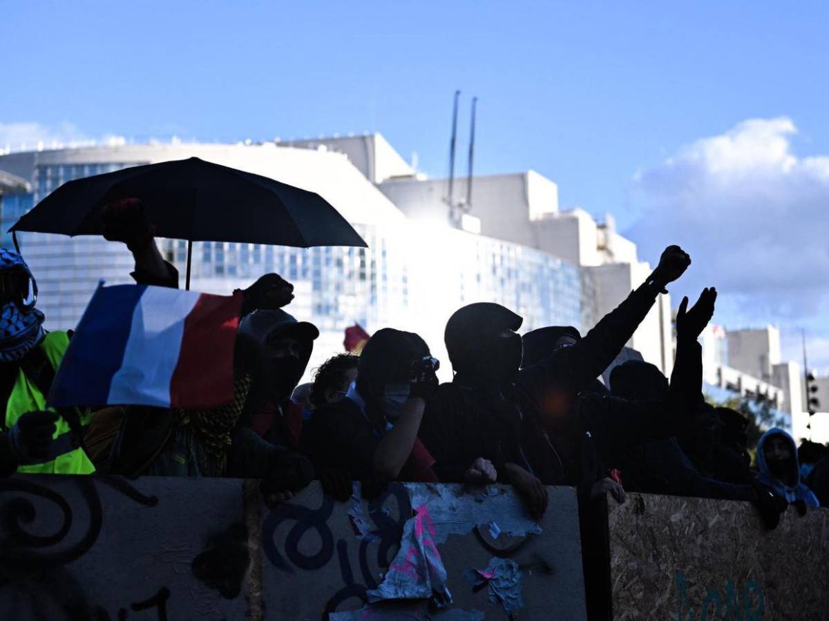Saqueo de un instituto y choques con la Policía marcan protestas en Francia