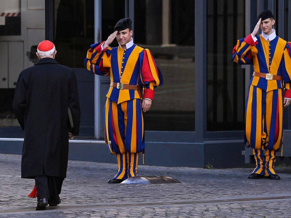 Más de 110 cardenales rezan ante la tumba del papa Francisco en Roma