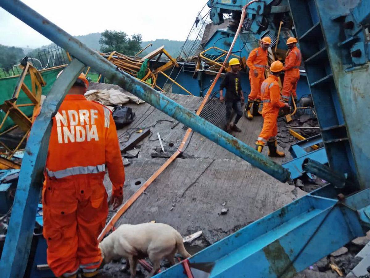 Al menos 20 obreros mueren por derrumbe de una grúa en India
