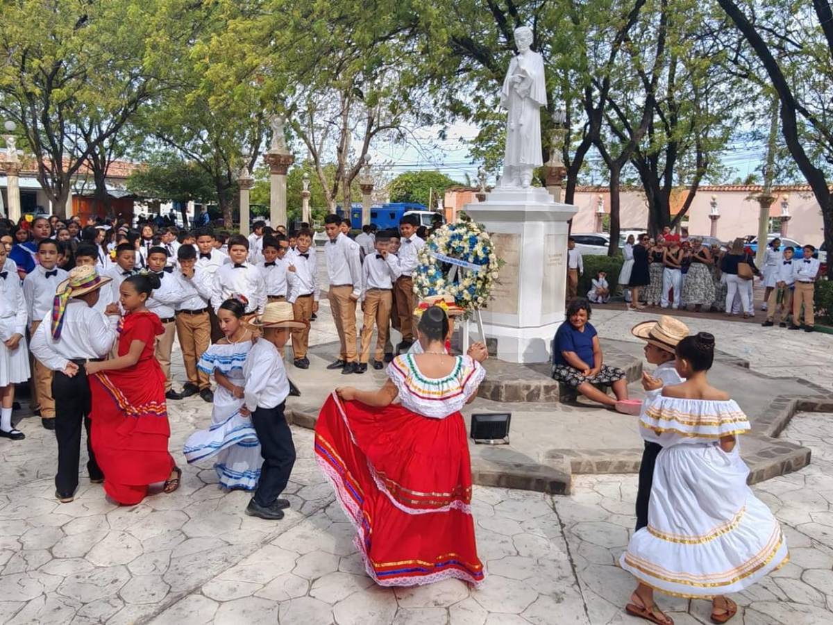 Con misa y ofrenda floral al sabio Valle, Choluteca celebra inicio de fiestas patrias