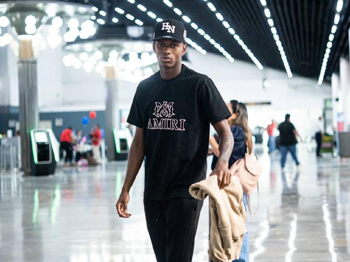 Julián junto a bella chica y Luis Palma solicitado: Legionarios viajan tras Honduras vs Nicaragua