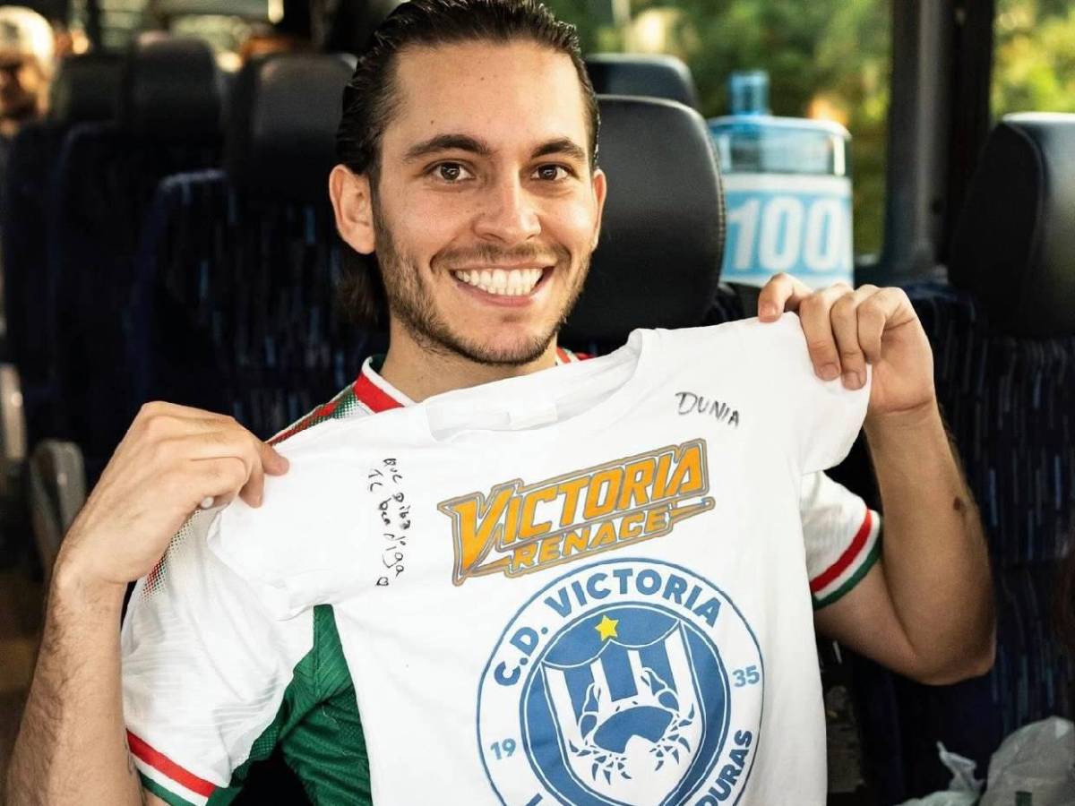 Carlos Eduardo Espina revela los miles de dólares que generó Victoria en su primer en vivo de TikTok