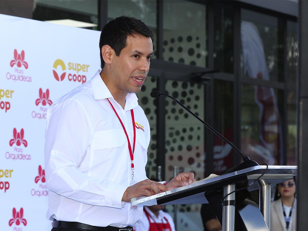Allan Medina, Gerente General de SuperCoop brindó unas palabras de bienvenida en la inauguración, invitando a los capitalinos a disfrutar de un verdadero ahorro.