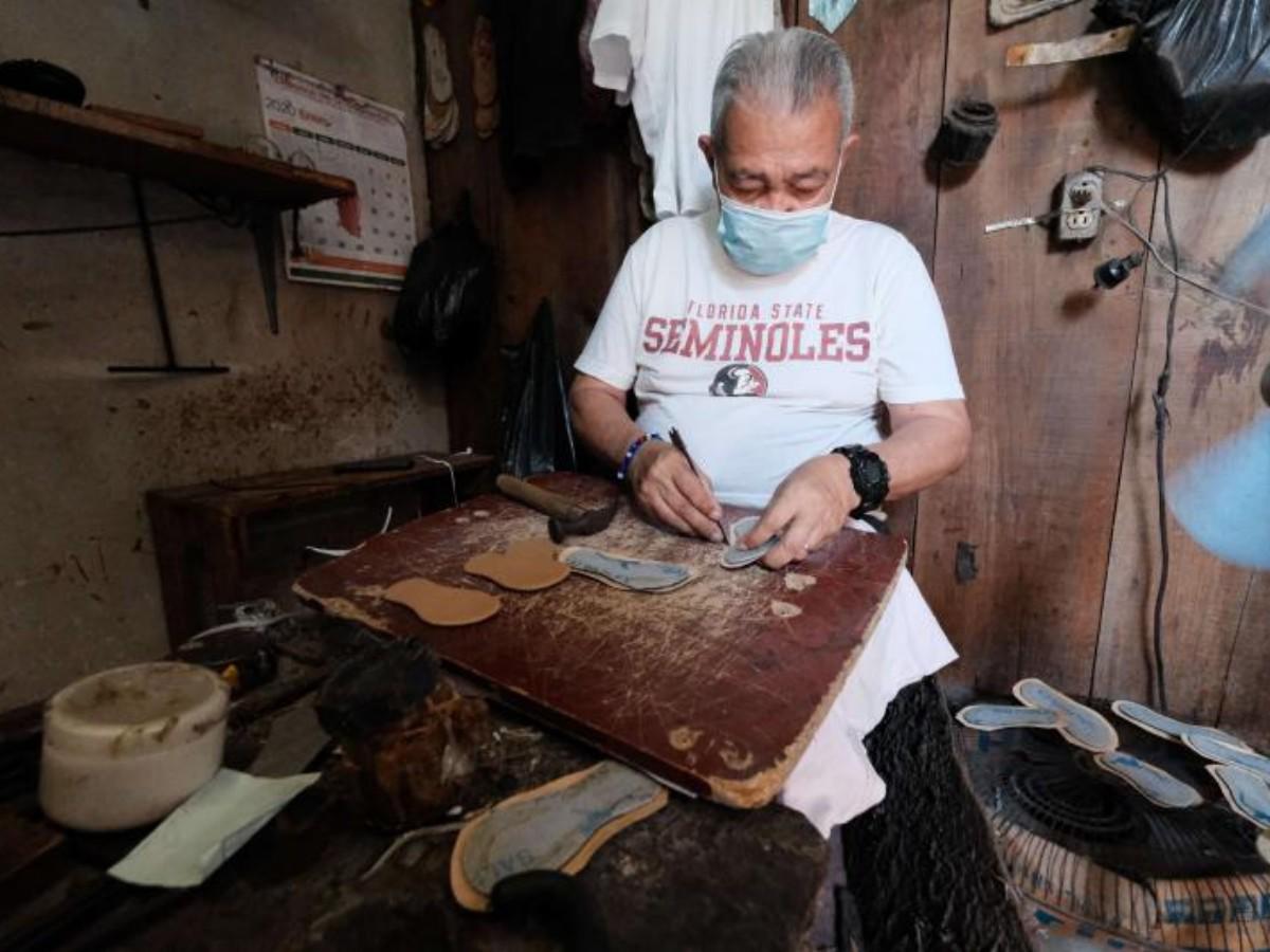 Zapateros con la esperanza de pedidos con el regreso a clases