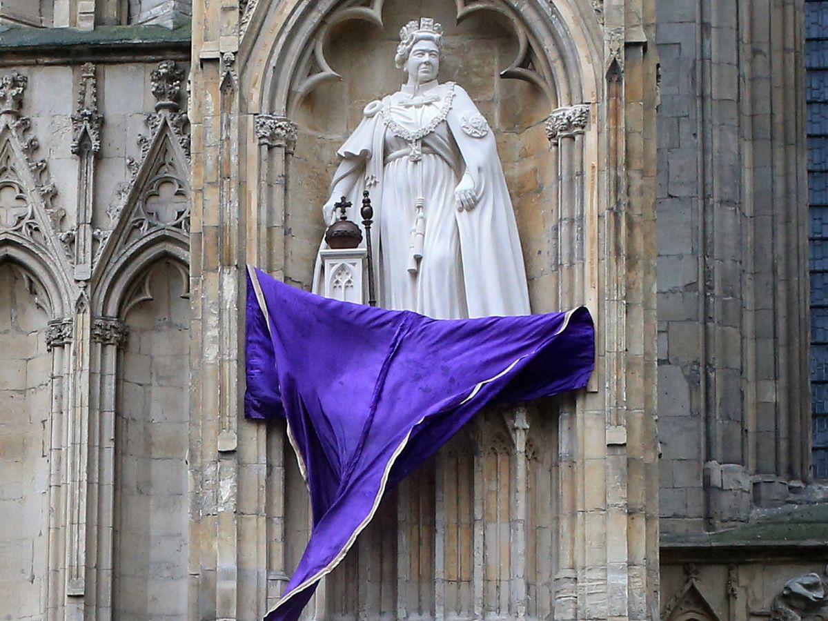 La estatua develada en honor a la reina Isabel II, la monarca que reinó por más de 70 años Inglaterra.